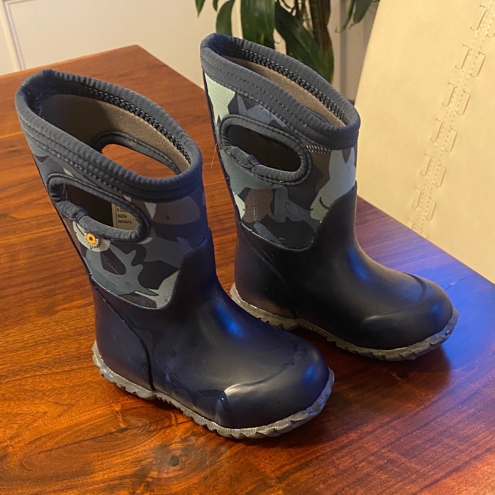 New Bogs shark  Rain/Snow Boots toddler size 7